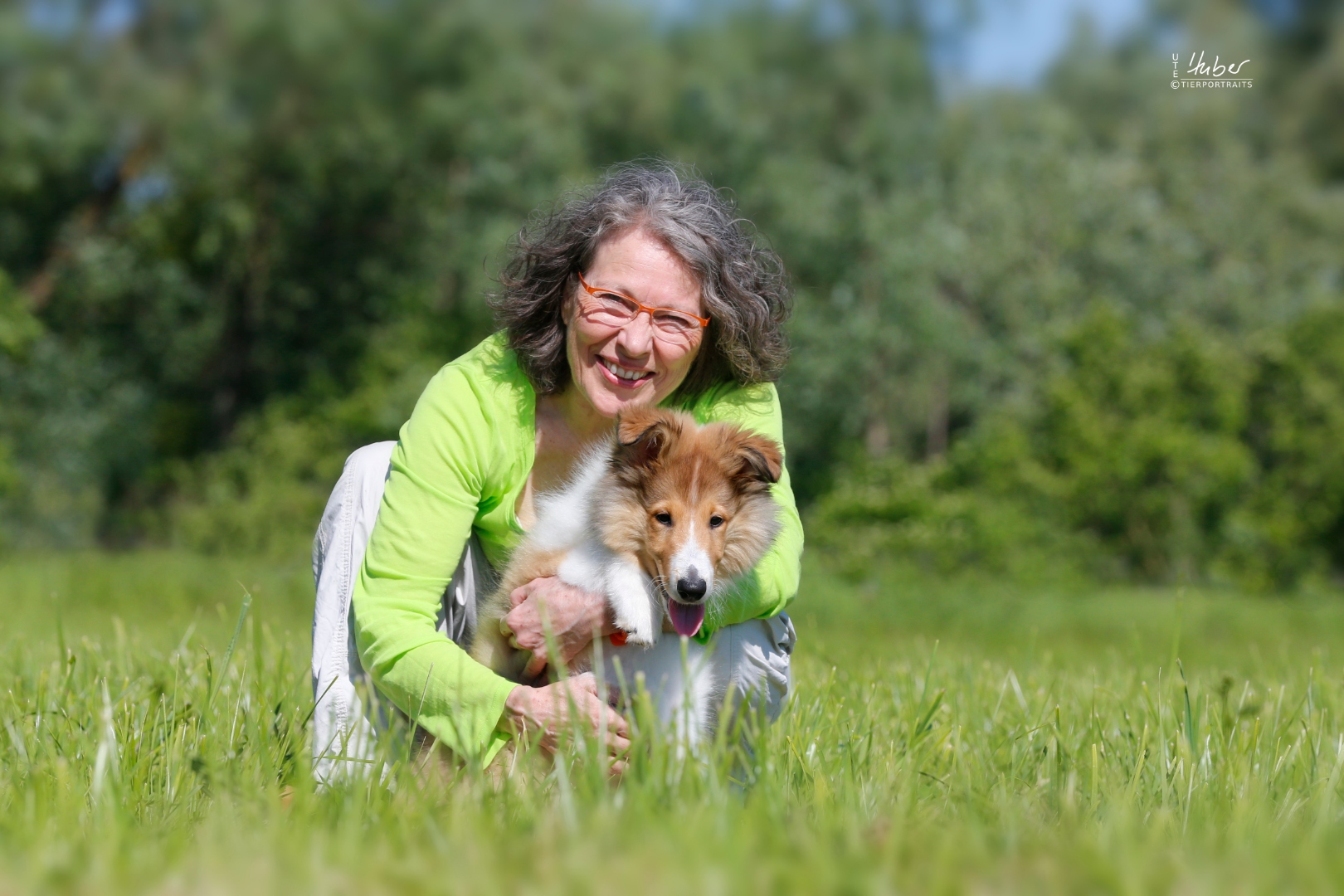 Andrea Kurz mit ihrem Collie-Welpen in der Wiese – vertrauensvolle Verbindung
