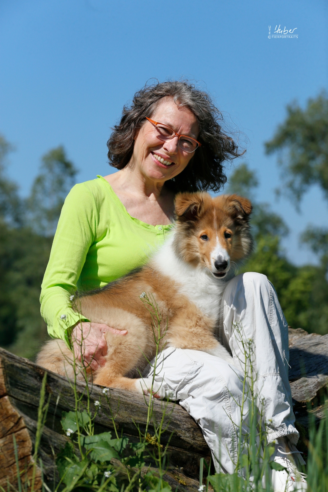Andrea Kurz mit ihrem Hund auf einem Baumstamm